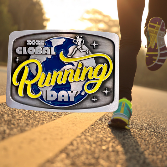 VirtualRunEvent 2025 Global Running Day belt buckle medal showing a running figure and global map design on a shiny metal surface.